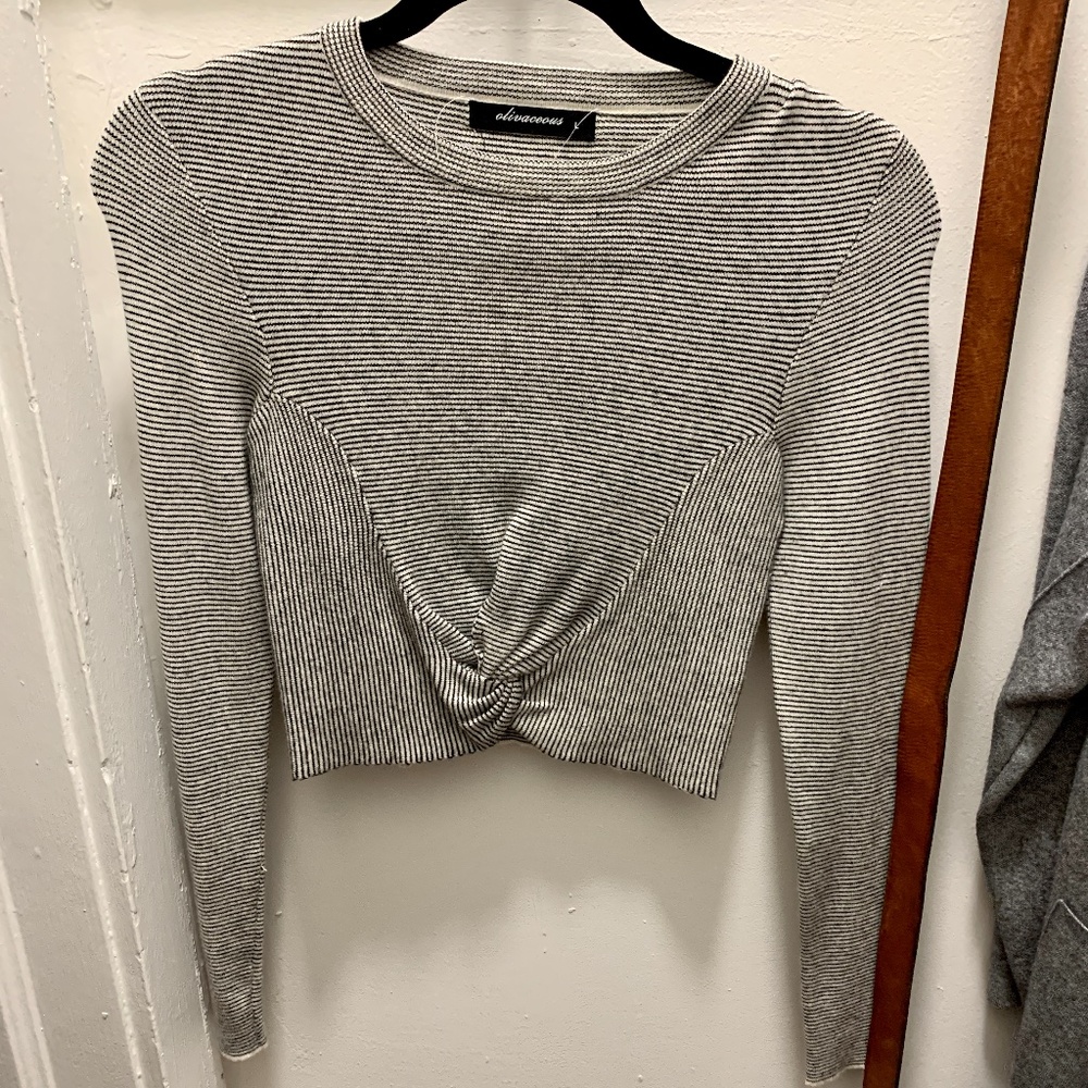 Long sleeve knotted crop top